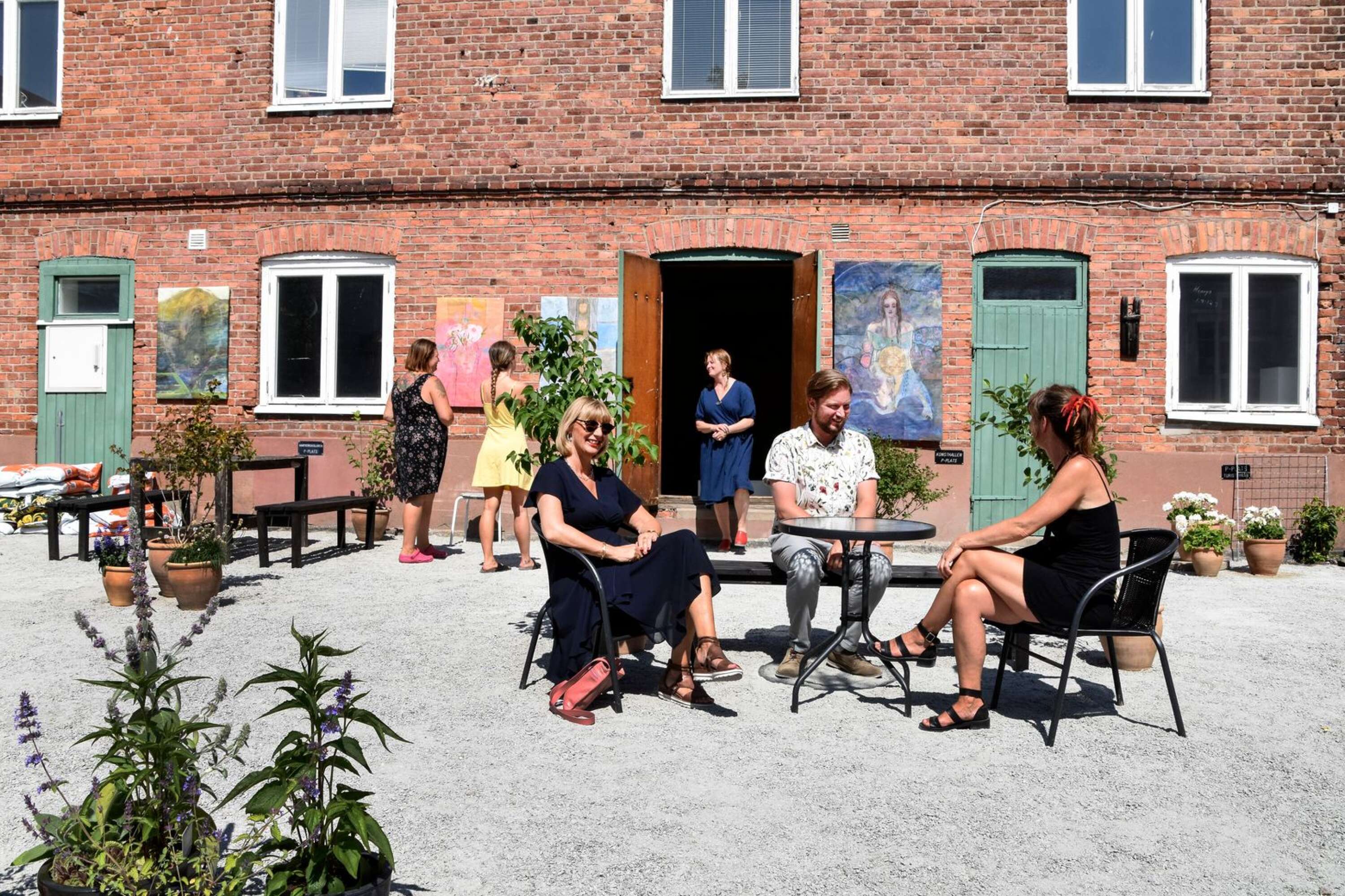 Innergården vid Arvika konsthall fick en uppdatering under sommaren. En satsning på konsthallen, innergården och lokaler kring den, skulle kunna bli ett kulturcentrum - det är en av inriktningarna när konstföreningen diskuterar framtidsalternativ.