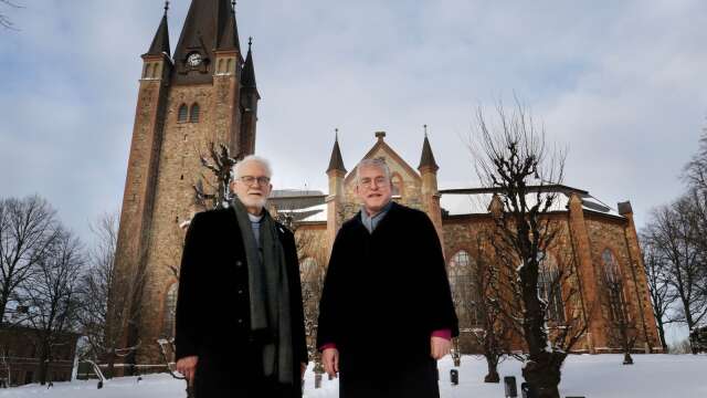 Kyrkoherde Willem-Jan Fens och biskop Åke Bonnier utanför Mariestads domkyrka. Skara stift har två domkyrkor och är ett av två stift i landet som har det, berättade biskopen stolt. Växjö stift har också två.