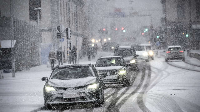 Snö och blåst väntas ställa till det för trafiken under fredagen. Arkivbild.