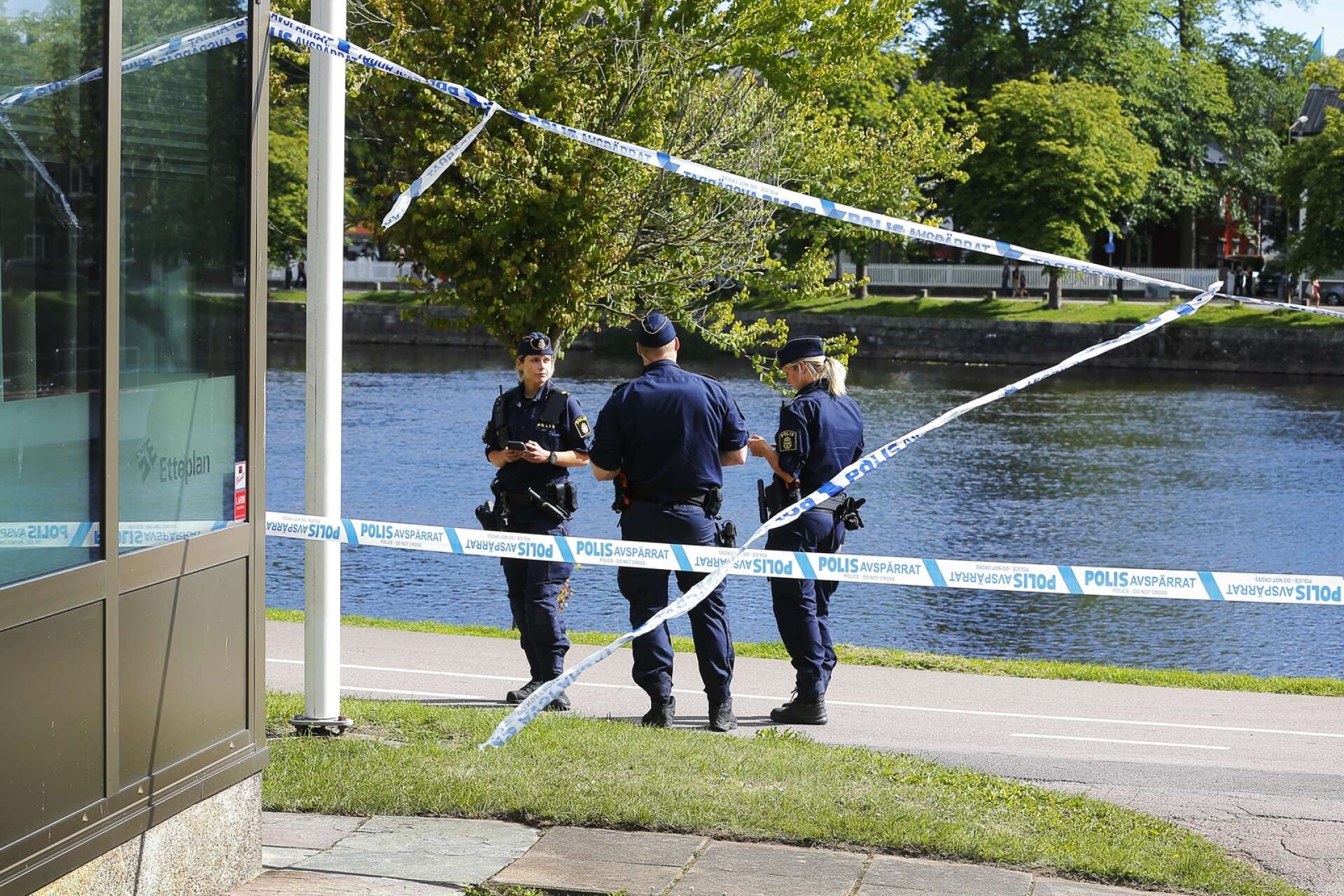Mannen i 30-årsåldern sköts på cykel- och gångbanan utanför länsstyrelsen i Karlstad.