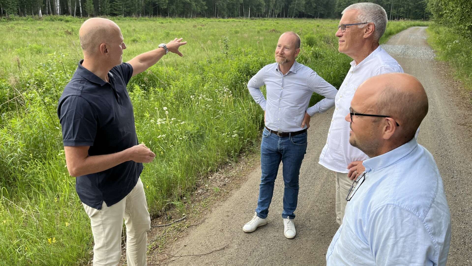 Jonas Tingvall och Greger Johansson från Bergslagens Solpark AB, i samtal med kommunchef Hans Åhnberg och samhällsutvecklingschef Mikael Pulkkinen. 