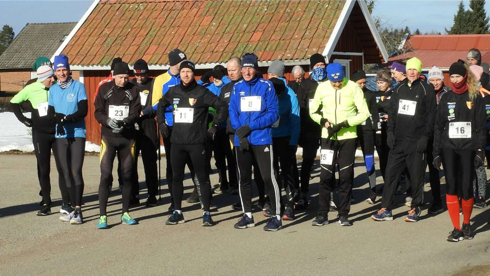 I solskenet begav sig ett 40-tal löpare till Hova för att genomföra den sista deltävlingen i säsongens Vinterspringet.