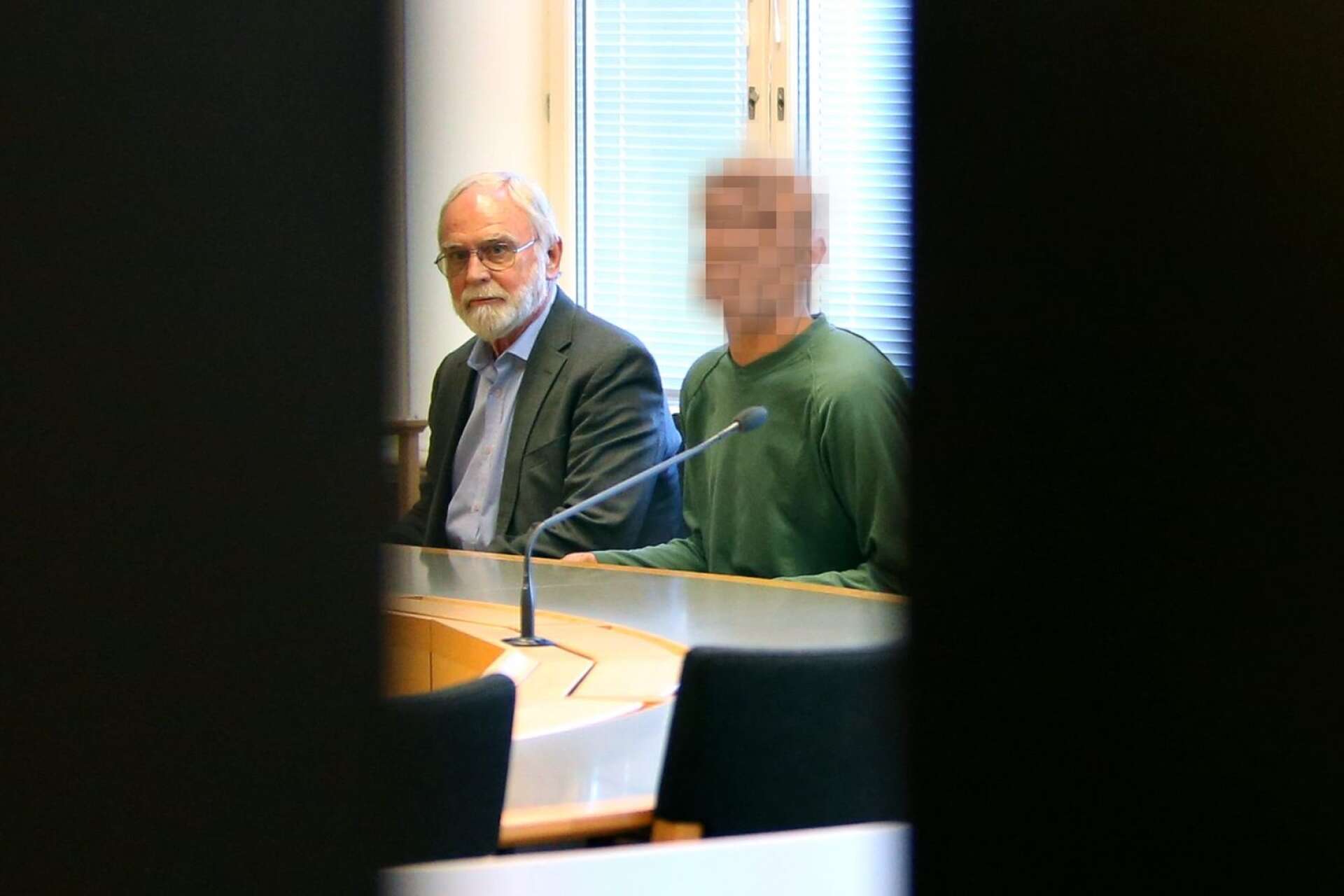Styvpappan med sin försvarsadvokat Lars Magnusson i samband med en häktningsförhandling.