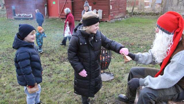Syskonen Ivar och Tuva Johansson passade på att berätta för Tomten vad de önskar sig i julklapp. 