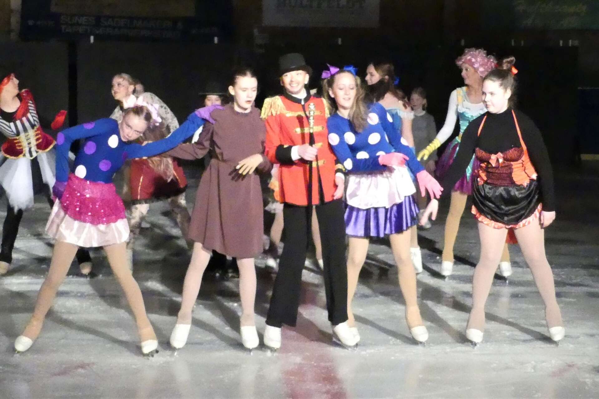 Säffle Konståkningsklubbs isshow The Greatest Show - on ice. En magisk och charmig föreställning med cirka 40 deltagare i Somashallen.