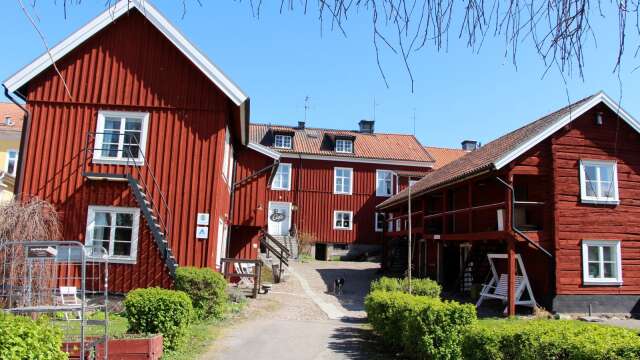 De faluröda byggnaderna som bildar Mariestads vandrarhem tillhör stadens äldsta. Gården är välbevarad och mycket av dess tidiga historia finns fortfarande kvar.