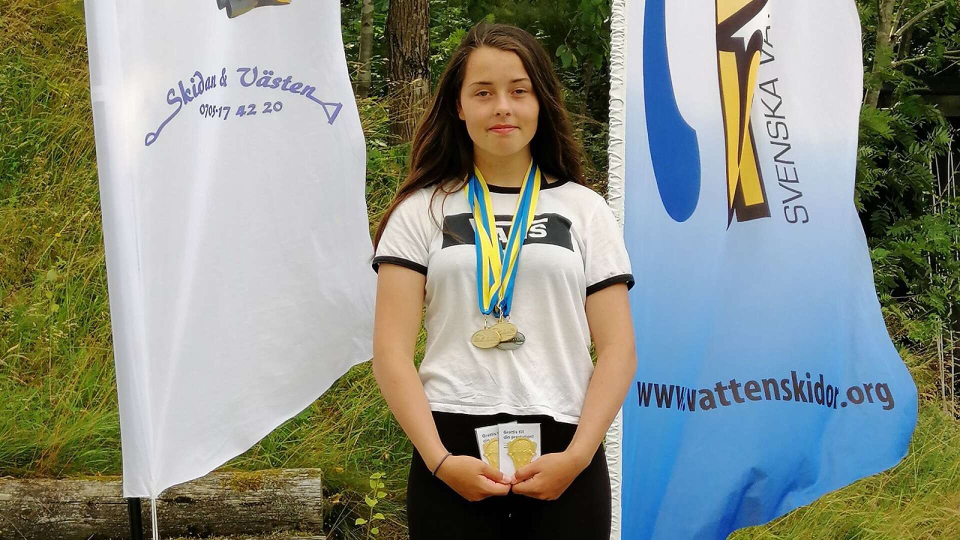 Ella Björlin tog guld i hopp samt kombinerat på Ungdoms-SM i vattenskidor.