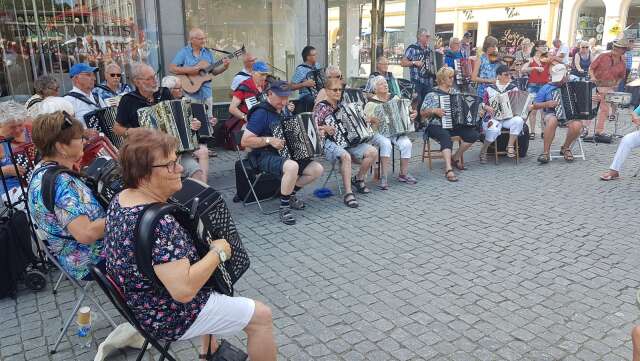Bilden är från förra årets dragspelsstämma, då ett 30-tal musikanter samlades på torget i Mariestad.