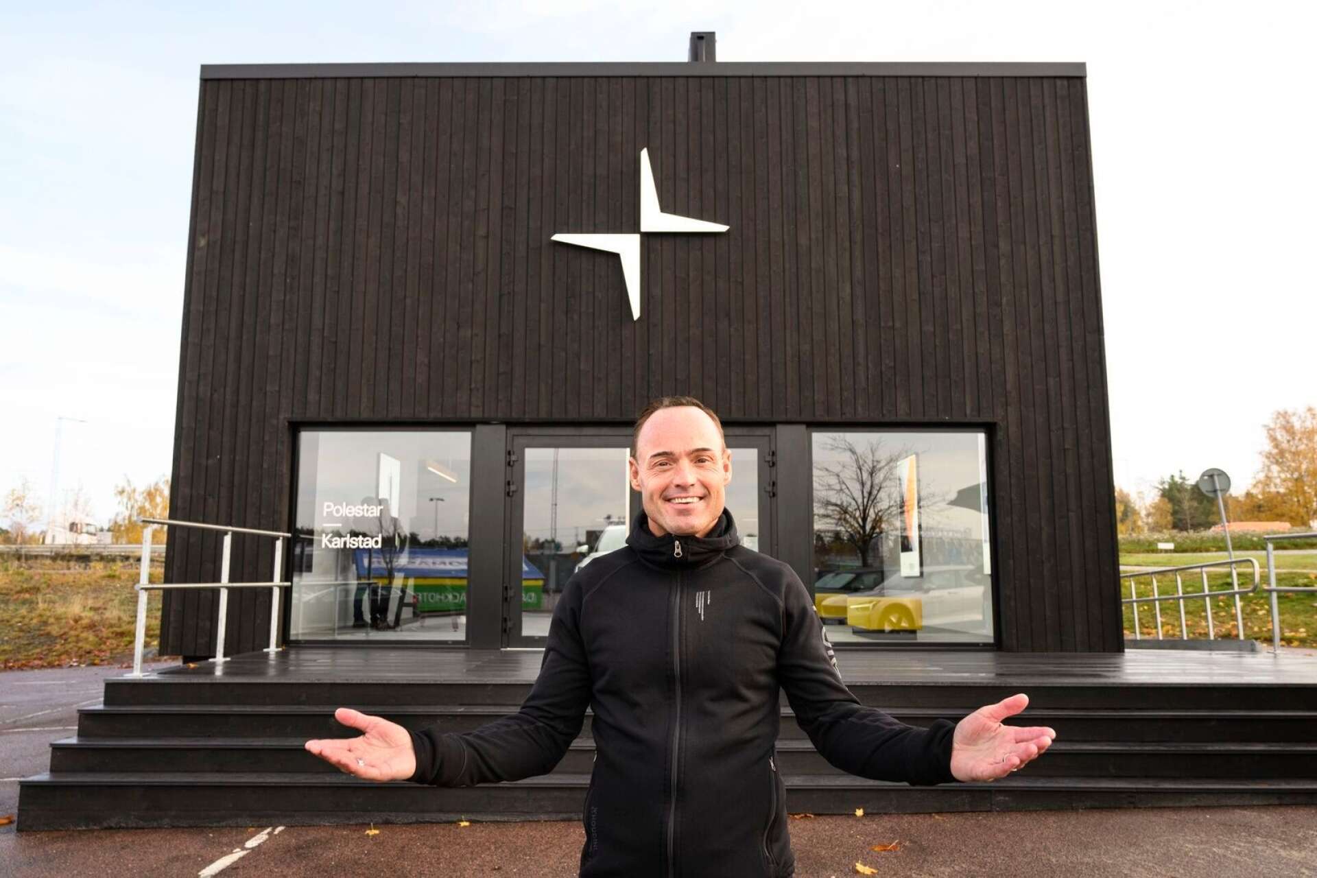 Nu har elbilstillverkaren Polestar öppnat sin butik på Bergvik i Karlstad. Det är i Kilsbolaget Alfa Neons svartmålade kub på kanten av parkeringen som man håller till. Ett bra läge enligt Sverige-vd:n Martin Ölund.