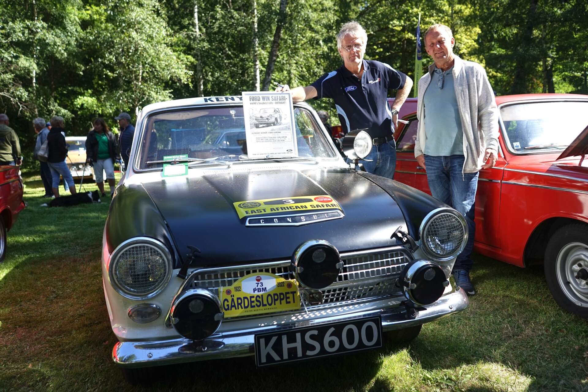 Ulf Larsson från Fristad och Kjell Strängby från Falköping ställde ut varsin bil på träffen. Ulf Larsson har gjort i ordning sin Ford cortina till en kopia på den bil som vann Safarirallyt 1964.