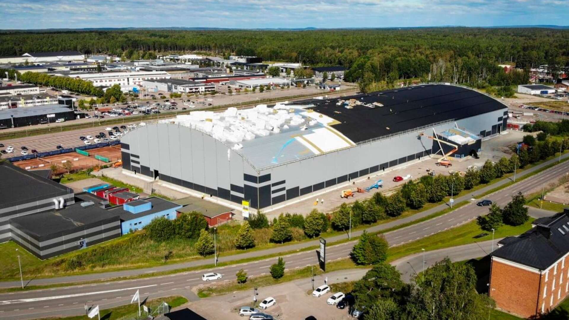 Med sina cirka 15 000 kvadratmeter är Tingvalla isstadion en jättearena. Nu är det klart att den även kommer att användas för bland annat mässor. 2024 arrangeras Yrkes-SM.