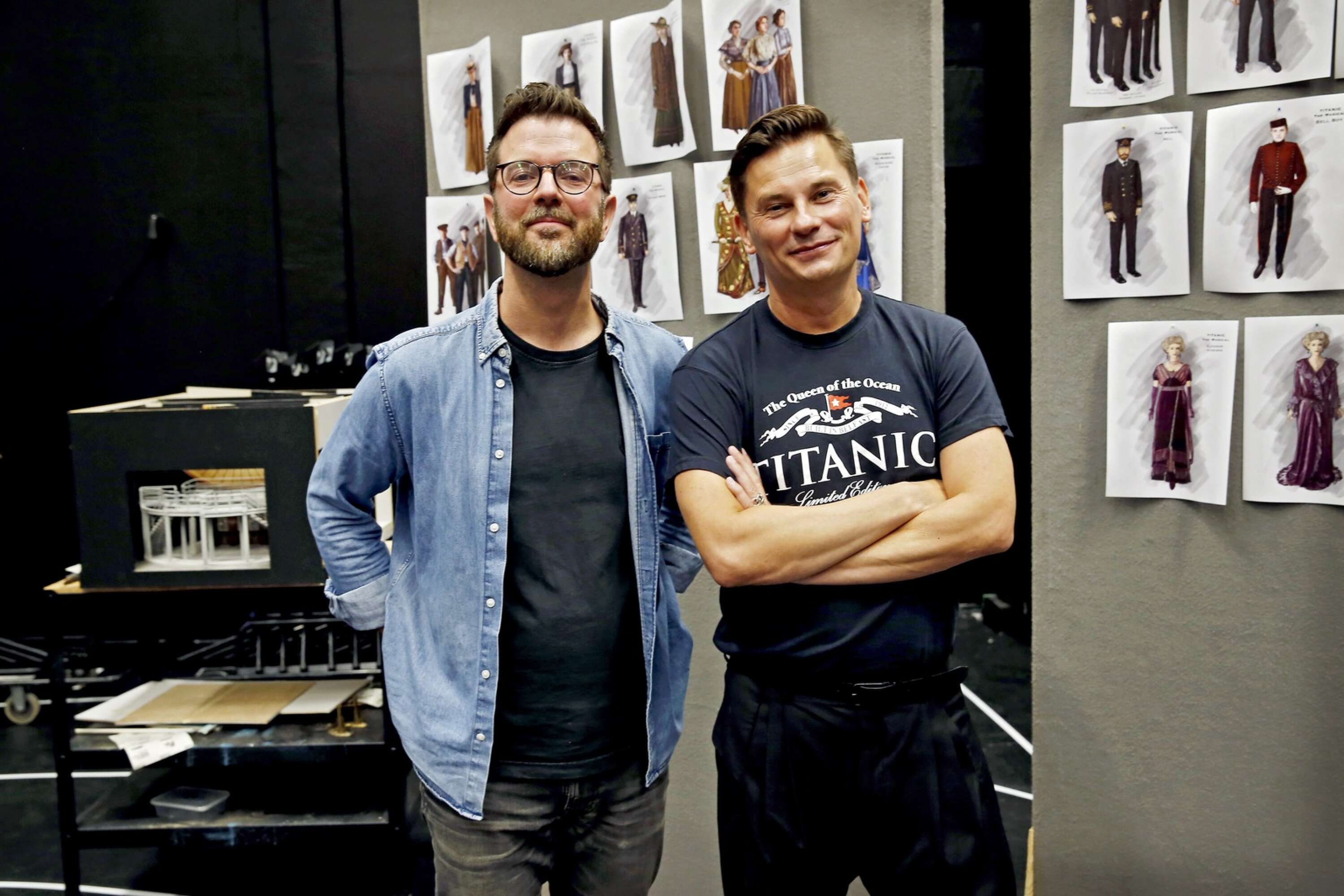 Jonas Nydesjö, dirigent, och Niklas Riesbeck, regissör, öppnar en Titanic-repetition för publik under Kulturnatten.