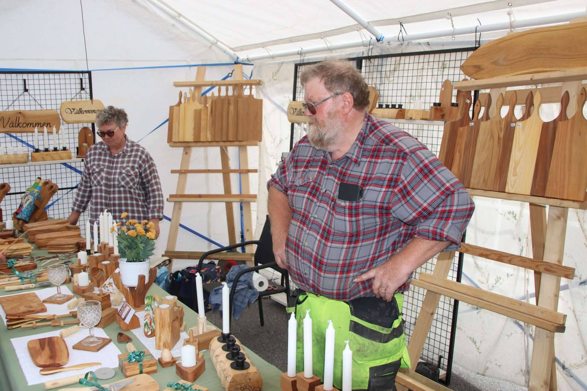 Hans Vendelstrand och Gunnel Axelsson, från Varberg, säljer olika egentillverkade träsaker. 