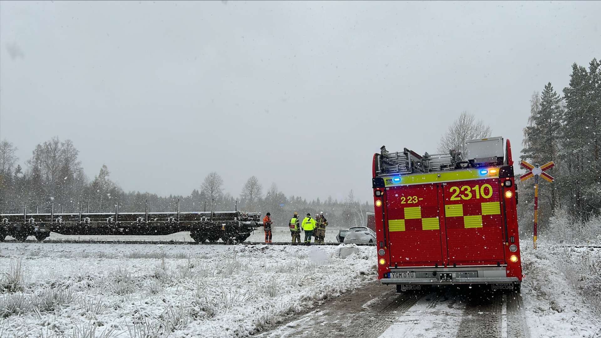 En personbil har krockat med ett godståg mellan Degerfors och Karlskoga.