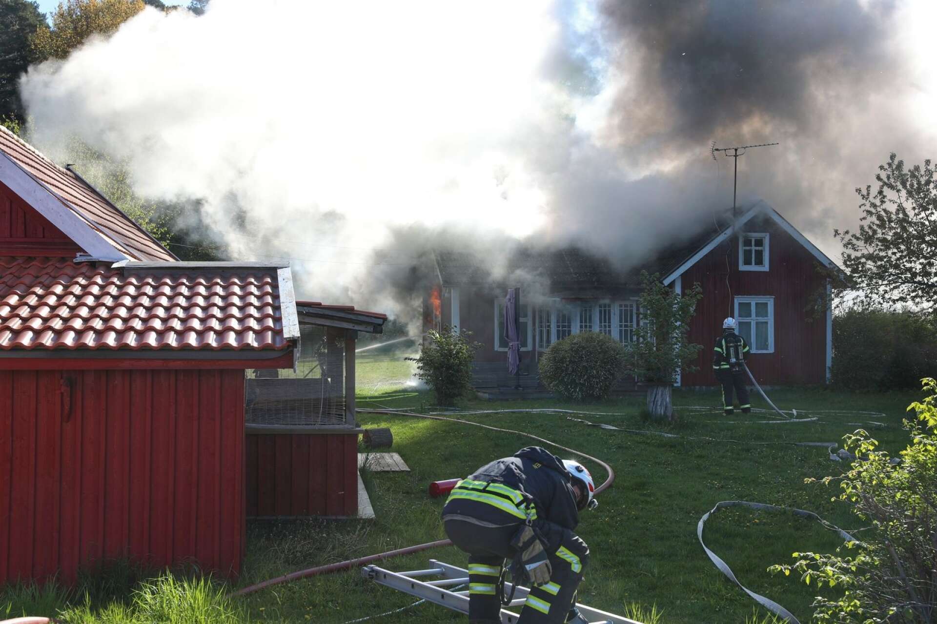 En brand utbröt i ett hus i Järneklev utanför Götene vid 08-tiden på måndagsmorgonen.