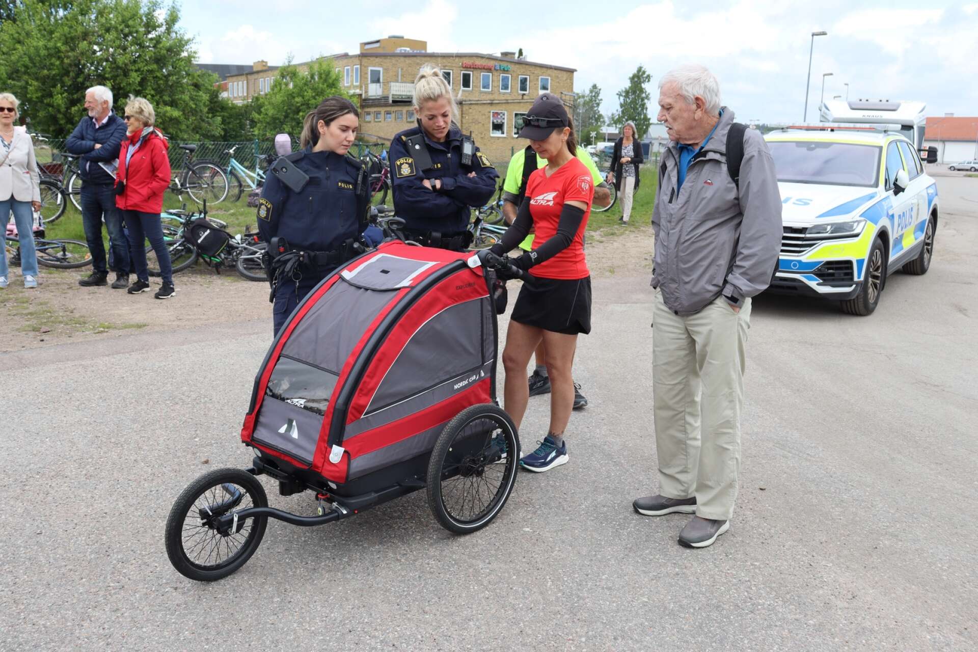 Ultralöparen Nina Eibring visade upp sin löpvagn för intresserade poliser och Harald Sandberg.