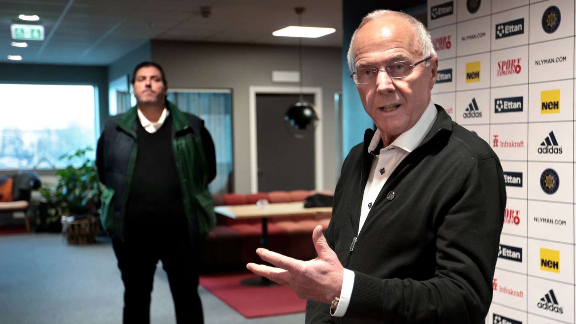 Sven-Göran ”Svennis” Eriksson i rollen som sportchef i Karlstad Fotboll. I bakgrunden tillträdande ordföranden Patrik Hjelte.