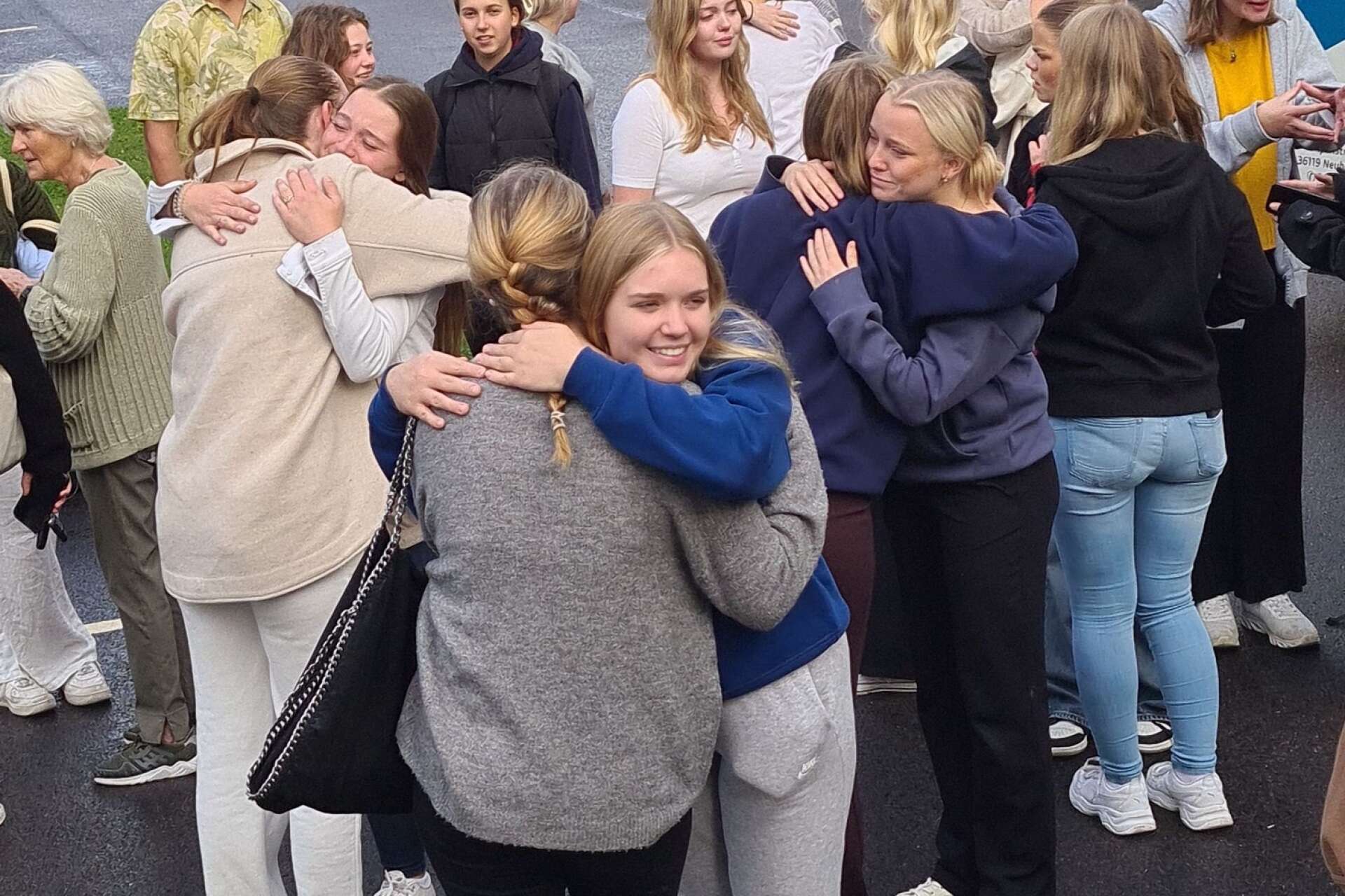 Det var många kramar (och tårar) på skolgården när eleverna sa hej då till varandra. ”Vi ses igen”/Auf Wiedersehen” hördes också. 
