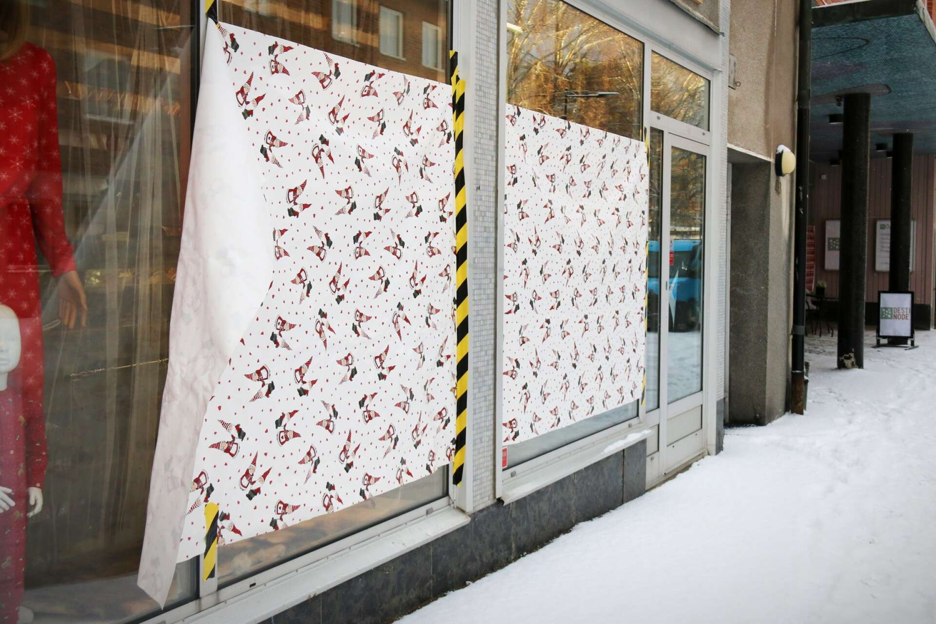 I Hagfors har butikerna på sedvanligt sätt täckt för sina skyltfönster för att inte avslöja sina juldekorationer, som här på Destinode på Skolgatan.