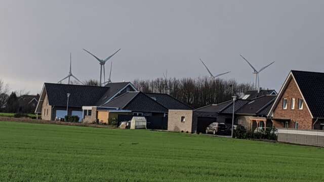 En bild som sommargrannar till insändarskribenten har skickat på vindkraftverk i Tyskland.