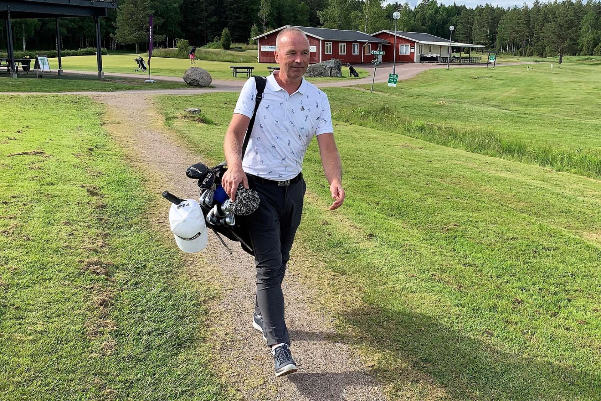 Jörgen Eriksson på väg till drivingranchen för ett träningspass. En vanlig syn på Kristinehamns golfklubb.