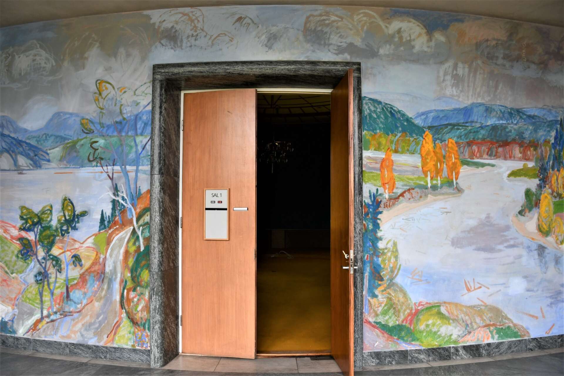 Tingshuset har en pampig entré med målning av Erling Ärlingsson. 