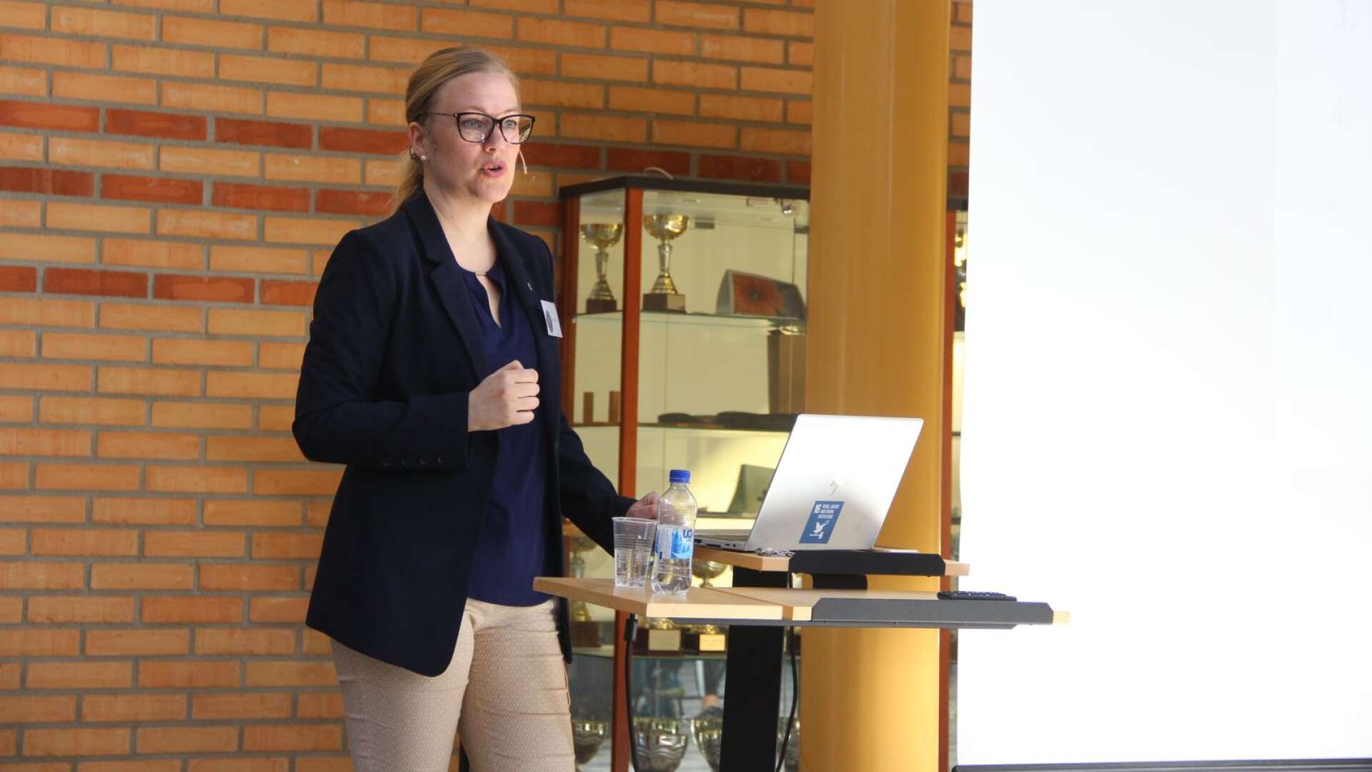 Annelie Börjesson, ordförande för svenska FN-förbundet, besökte Herrgårdsgymnasiet på tisdagen.