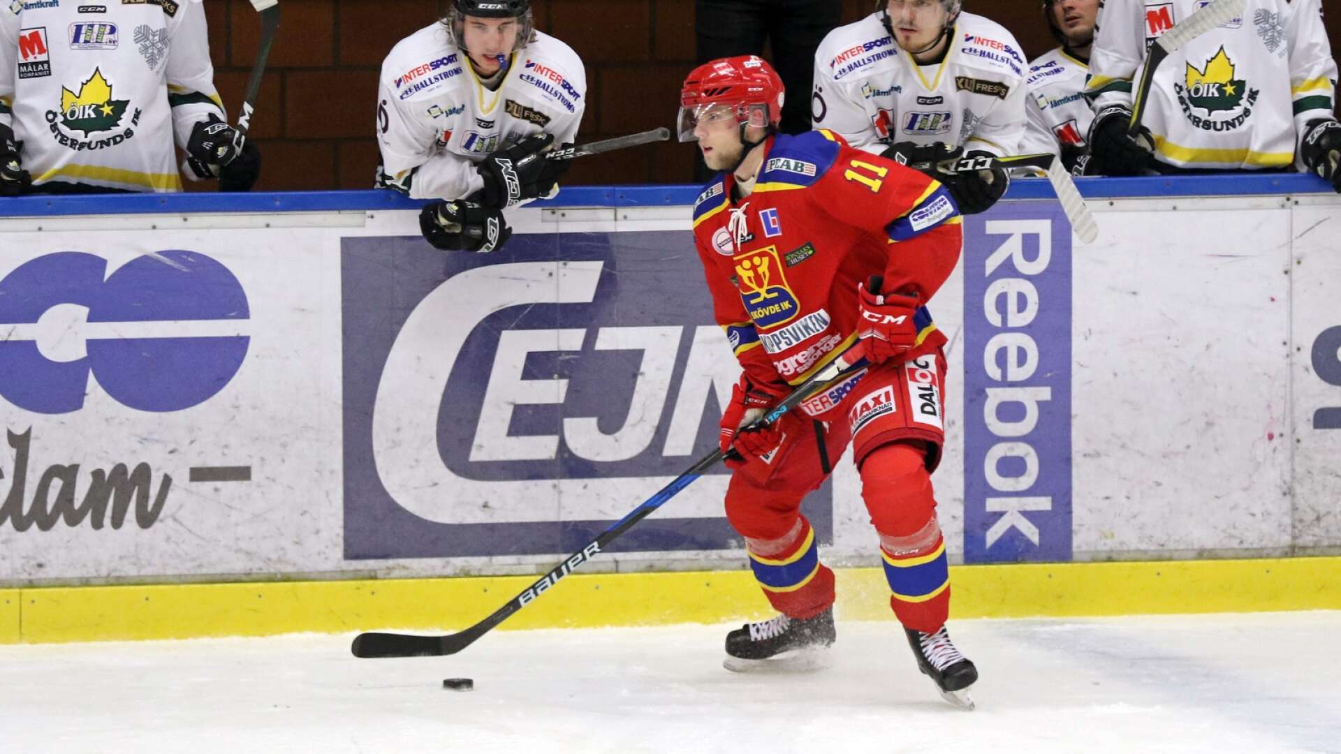 Skövdesonen Albin Lindgren fortsätter hockeykarriären i Danmark. Backen har skrivit på ett ettårskontrakt med Rungsted Seier Capitals. Bilden är ifrån en match när Lindgren senast representerade moderklubben Skövde IK 2018.