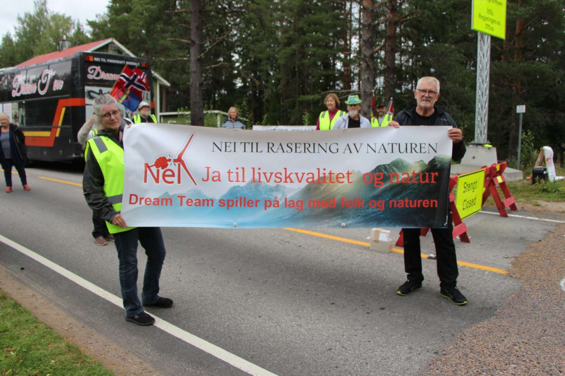 Norge överlämnar sin banderoll till Sverige på vindkraftsmanifestation i Långflon. Gun Bente Sten Branden, Motvind Innlandet och Joe Bengtsson för aktionsgruppen mot vindkraft i Höljes.