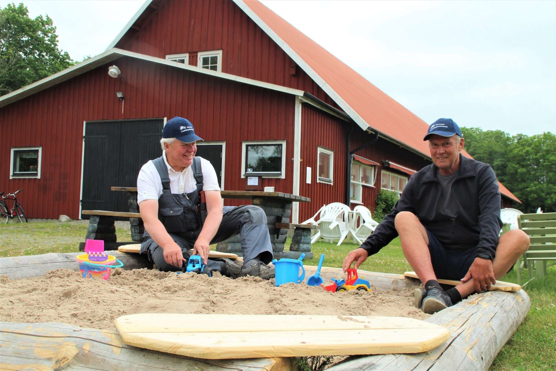 Lars Haglund och Sverker Andersson inviger sandlådan, ett nytillskott på Särestad landsbygdsmuseum.