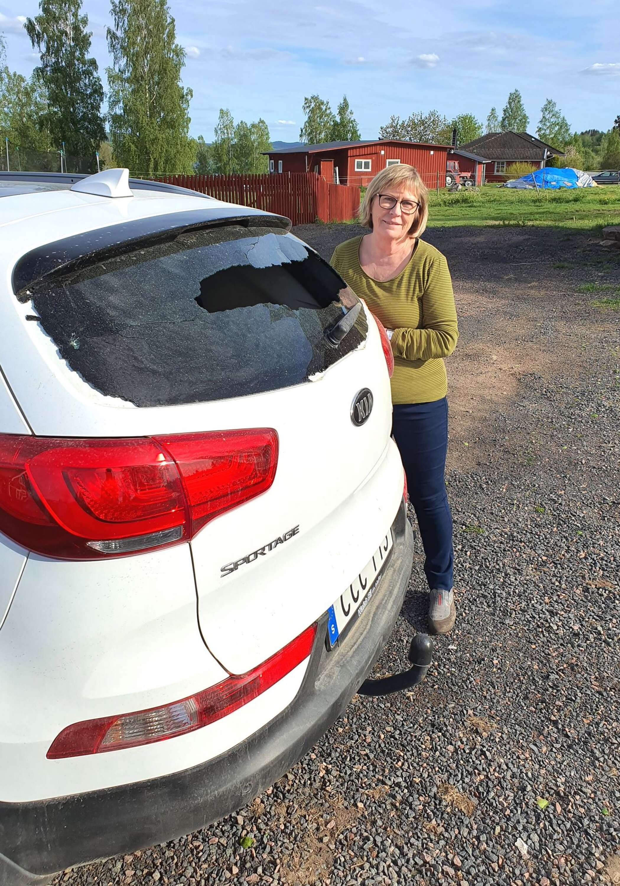 Birgitta Andersson blev förstås väldigt förvånad när hon upptäckte att tryckvågen från JAS Gripen-planen tryckt ut bakrutan på hennes bil. 