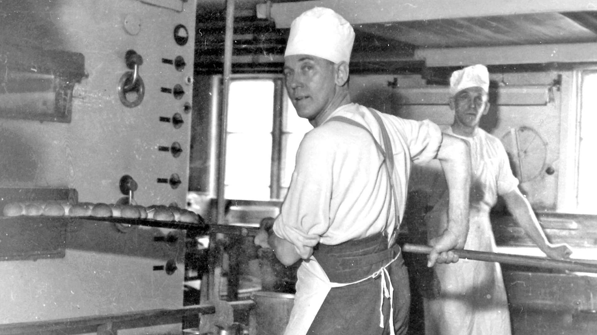 Ungefär där Lindex har sin entré i dag låg Bröderna Dahlströms bageri. Affären vid gatan och bageriet inne på gården. I bageriet var det bröderna Hugo och Erik Dahlström som jobbade. De drev bageriet mellan 1920 och 1960. 