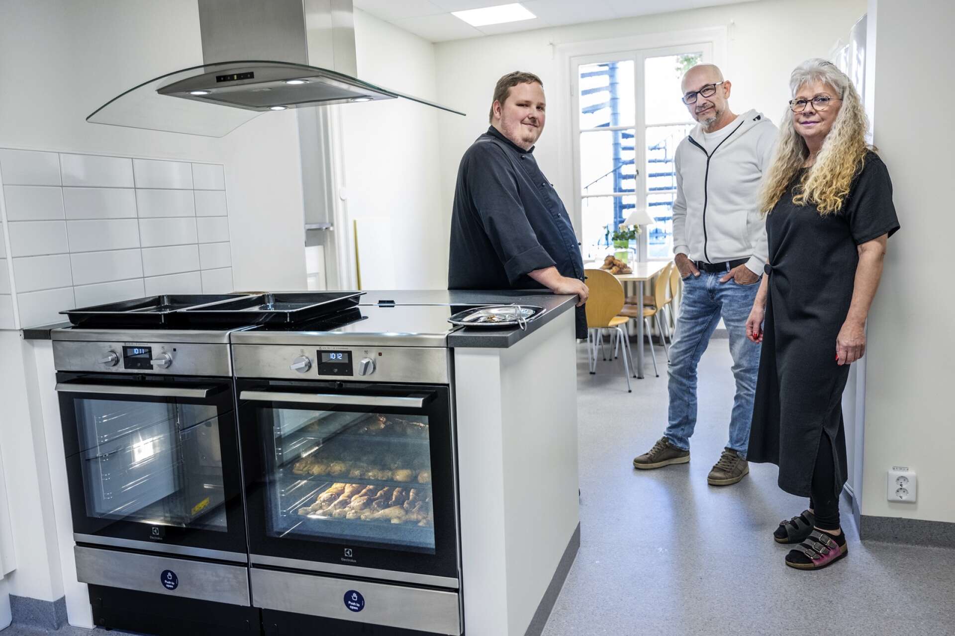 Ria i Karlstad har fått ett nytt kök, som invigdes under fredagen. Ett viktigt lyft för verksamheten enligt kocken Timmie Larsson, Tage Pettersson och behandlingsassistenten Ulla-Britt Påhlsson.