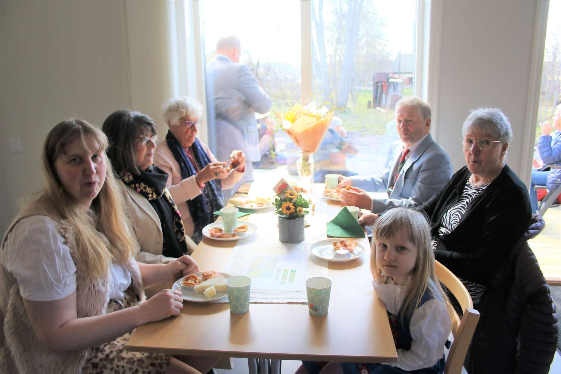 Vid ett av kaffeborden träffades från vänster Birgitta Hellsten med dotter Linnéa, Monica Lindstrand och Lorna Waern och till höger kyrkvärd Gunnar Dahlstand, tidigare ordföranden i kyrkorådet Grethel Holmgård och Marit Langaard, kanslichef på Åmåls församling. 