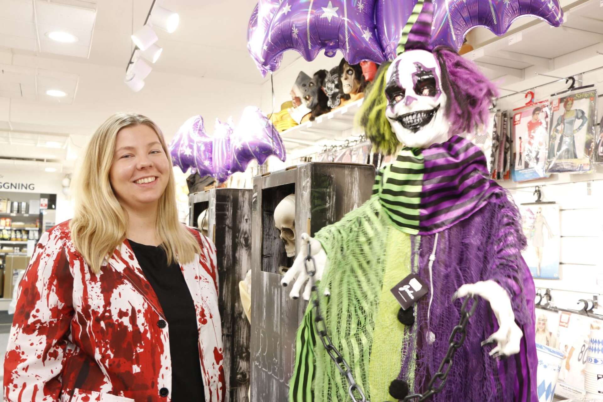 Partajshops butikschef Hanna Kjellén har beställt smått och stort inför festligheterna. 