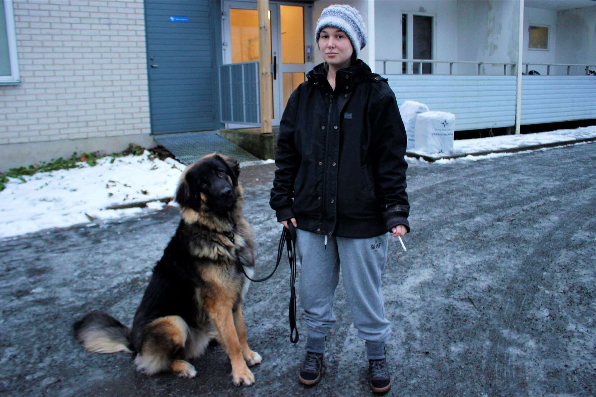 Ida Johansson är ute med sin hund Triton. Hon är arg över att hon inte fått någon information om försäljningen.
