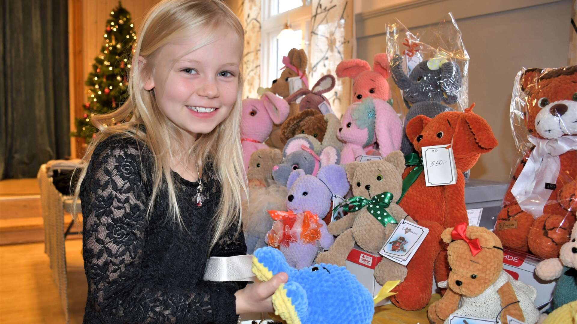 Milia Skoglund handlade halsband och gosedjur på årets julmarknad i Torsberg.