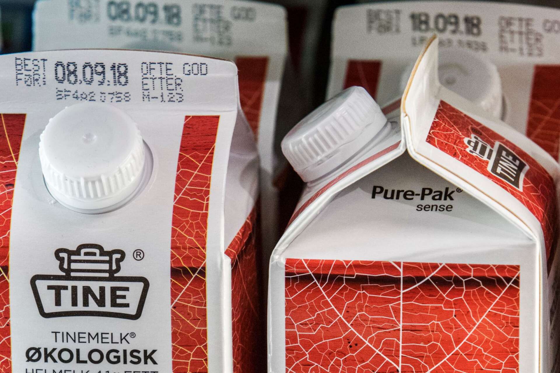 Helén Williams tar den norska mejeribranschens initiativ att skriva tydligt på paketen att mjölken ofta är bra efter datummärkningen som ett bra exempel på försök att minska matsvinnet.
