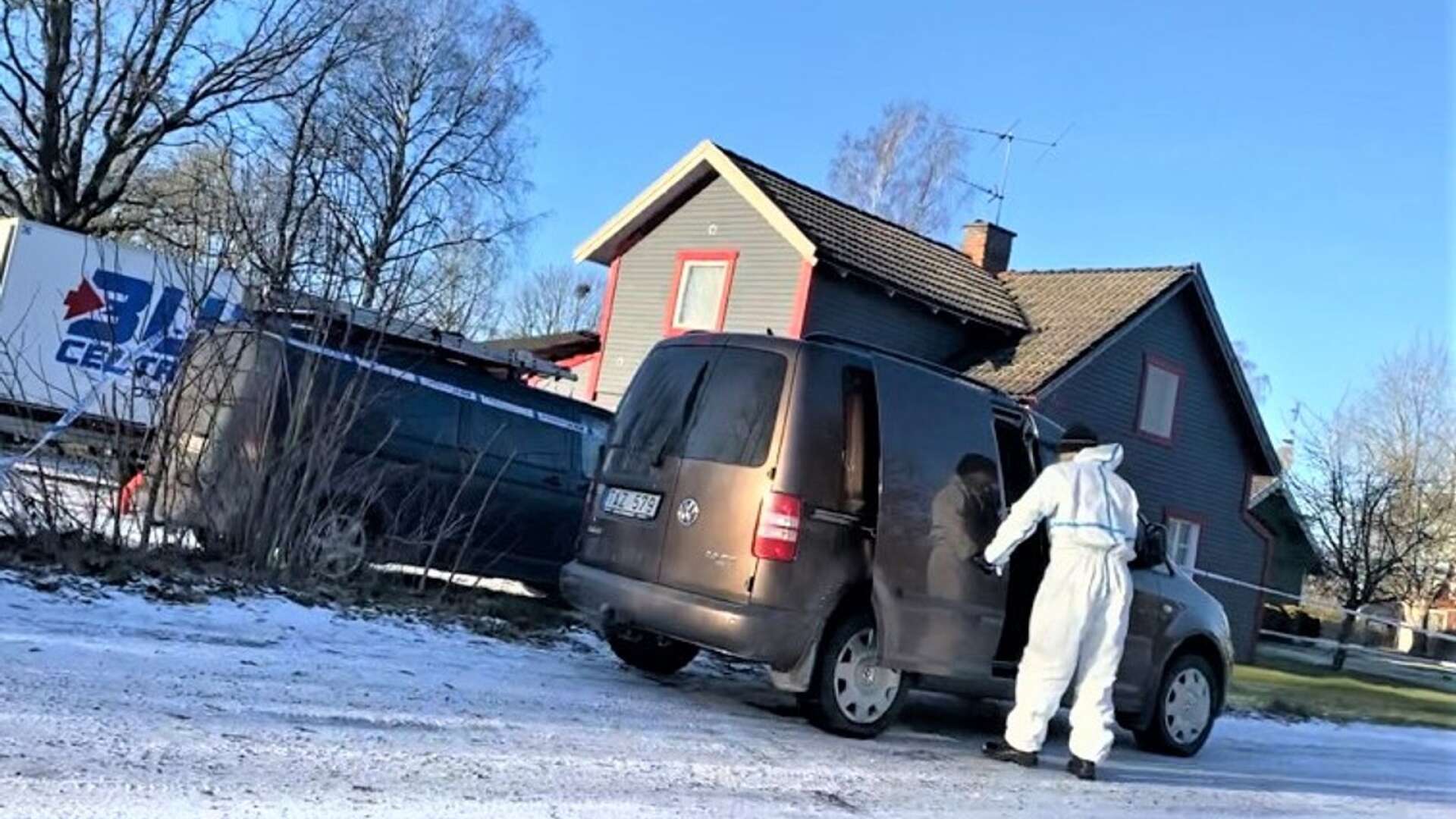 Det var i söndags som polisen gjorde en husrannsakan vid en villa i Moholm. Nu har en av de tre anhållna männen häktats misstänkt för grovt narkotikabrott.
