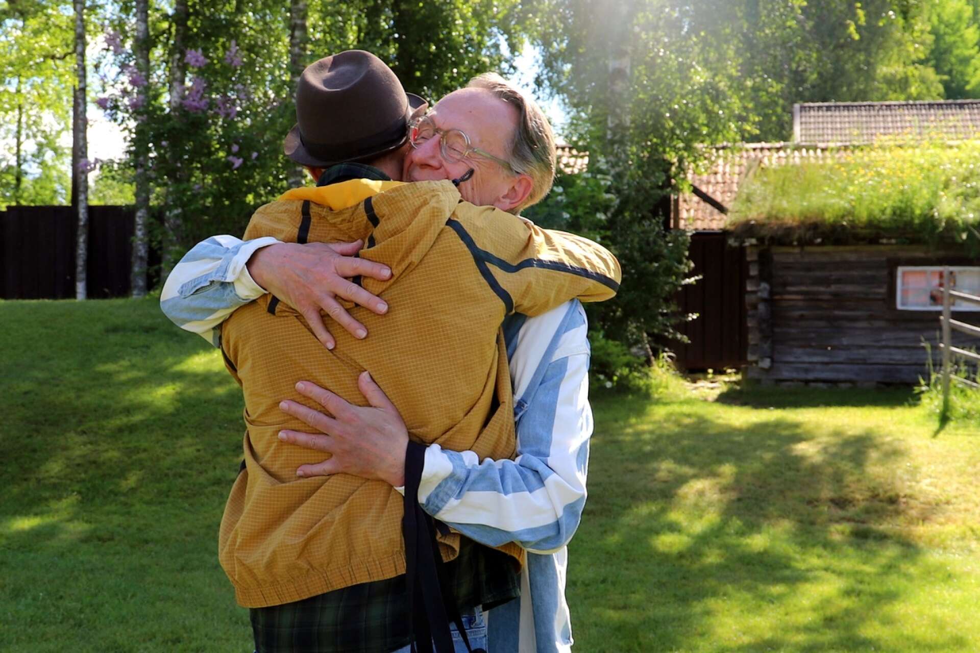 Kjell-Peder Johanson och Olof Wretling möts i en stor kram. Det var länge sedan de sågs och nu är de laddade för ett nytt äventyr med Värmlänningarna.