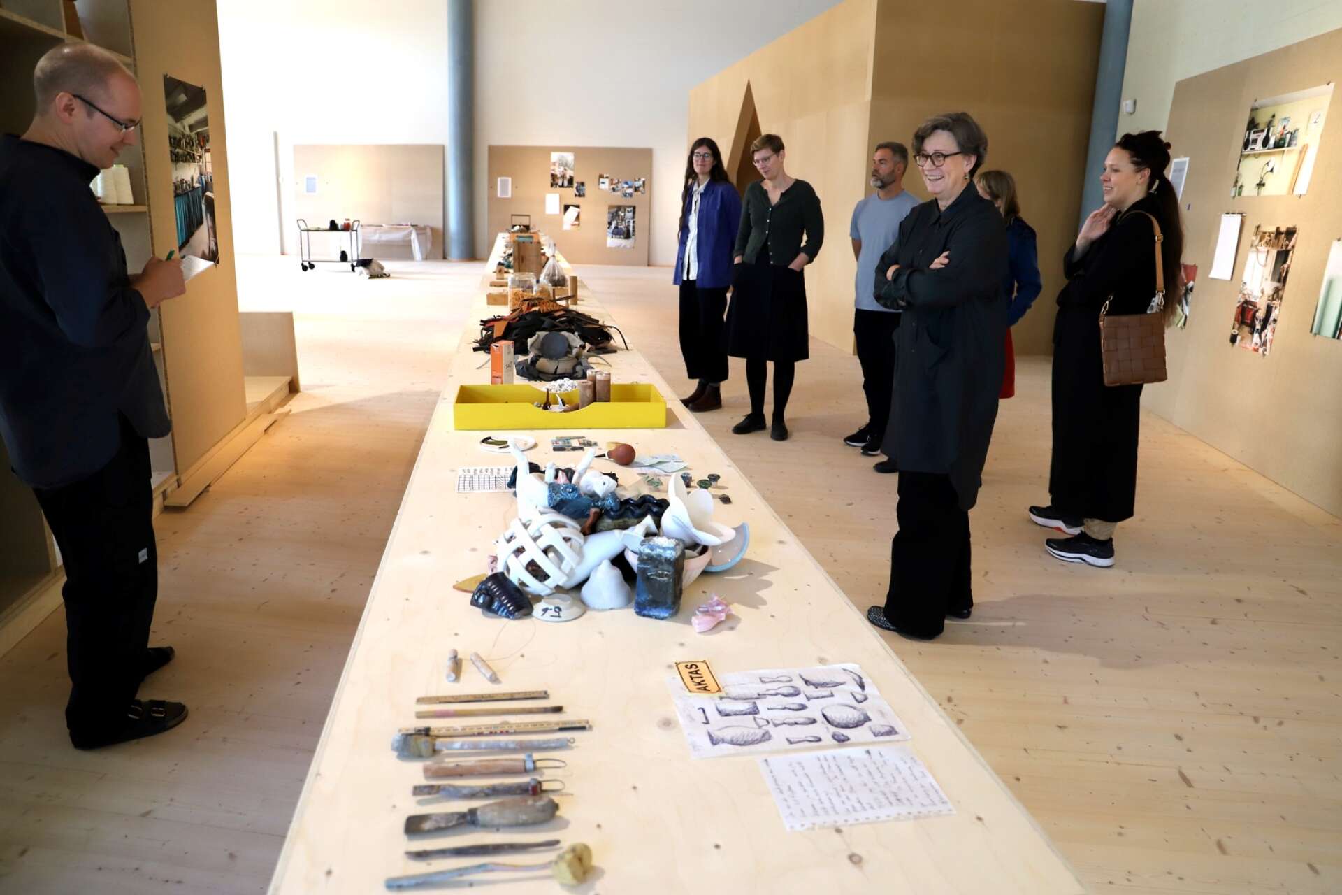 En viktig del av utställningen är ett drygt 16 meter långt bord. Där finns ”skrofs”, rester, råmaterial och andra lösa delar från hantverkarnas verkstäder.