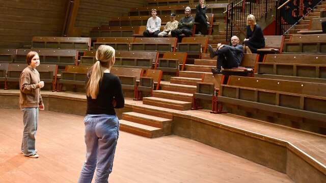 Förra året hade Västanå teater en prova på-dag. Här håller regissören Leif Stinnerbom en master class i regi för Unga Västanå.