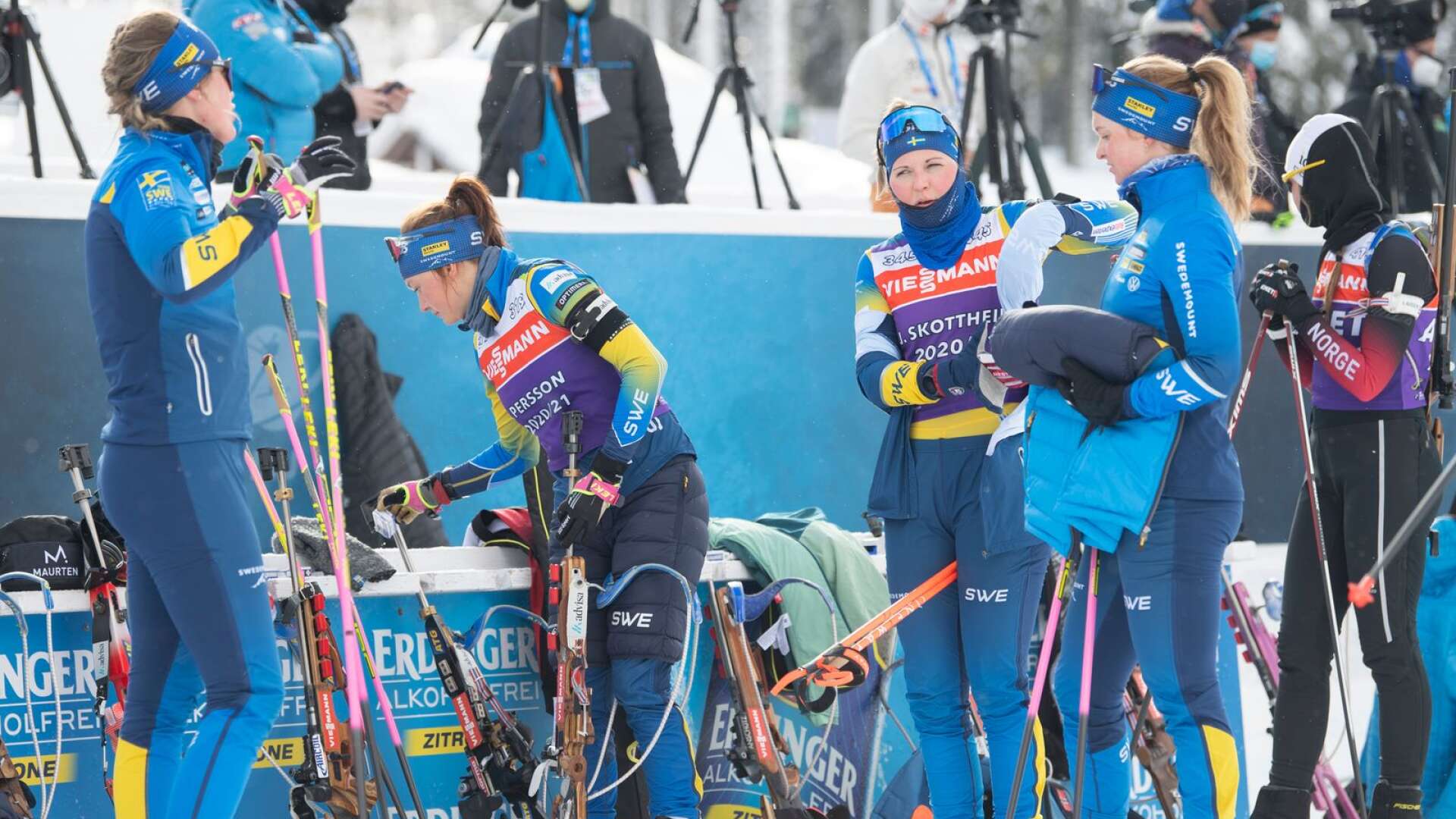 Mona Brorsson och Johanna Skottheim (etta och tvåa från höger) byter plats och Skottheim får chansen i tisdagens VM-distanslopp i stället för Brorsson. Elvira Öberg och Linn Persson åker också, liksom Hanna Öberg.