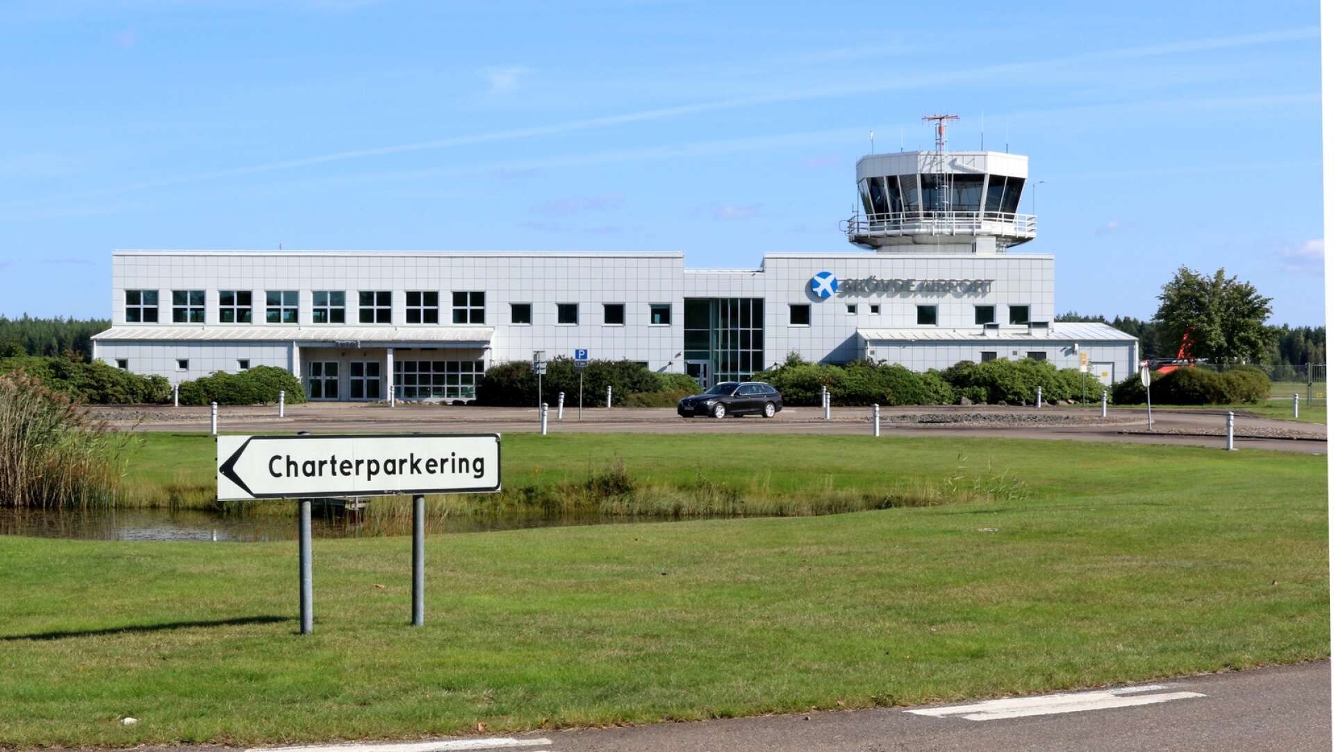 ”Som vi förmedlat i upprepade insändarsvar så kvarstår intresse från flera stora bolag” säger Theres Sahlström (M) angående frågor om etablering på nedlagda flygplatsen.