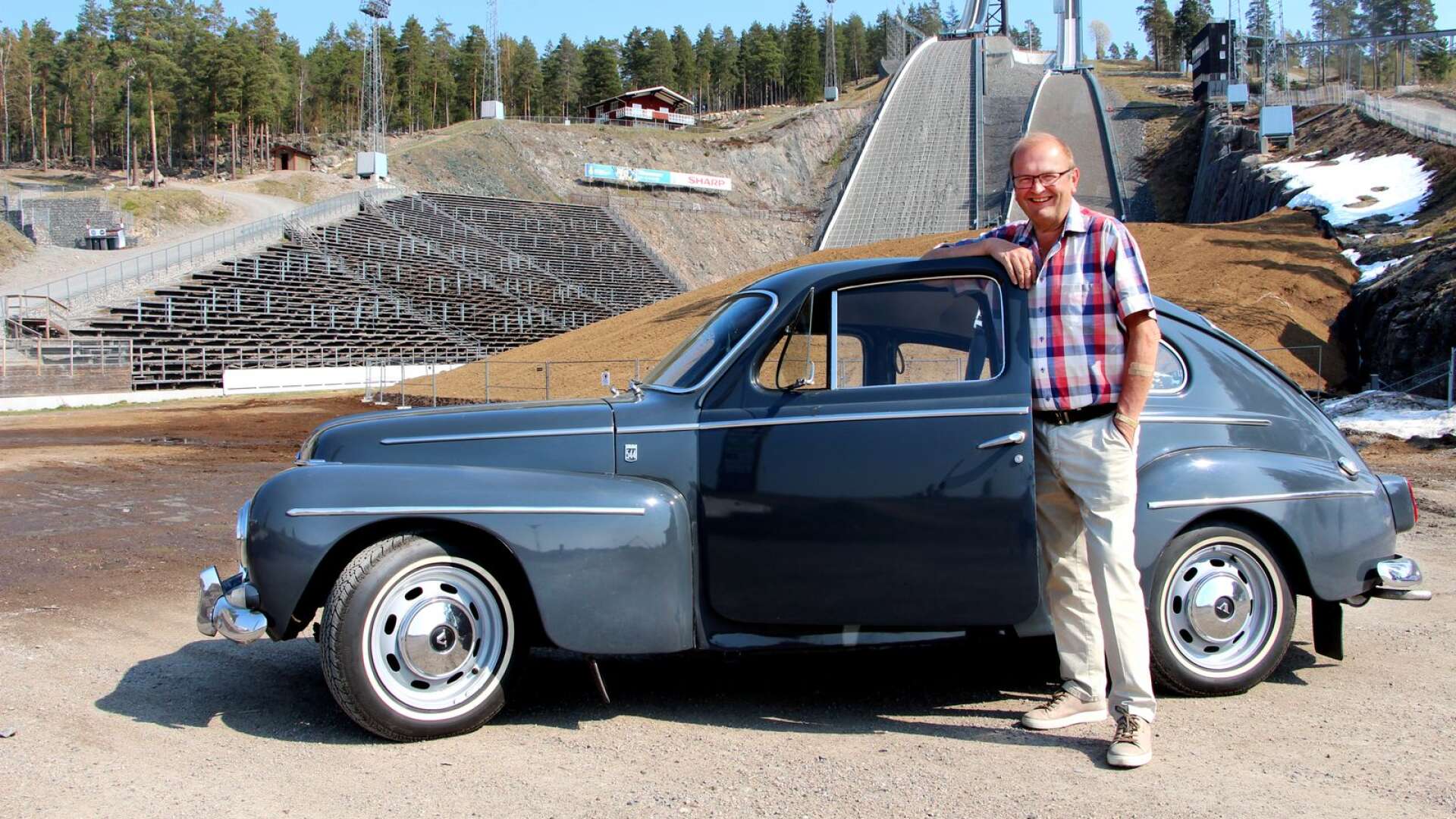 Förre landshövdingen Kenneth Johansson med sin Volvo PV544 vid Lugnets skidstadion i Falun där han numera bor. Kenneth har ett stort motorintresse som har funnits med sedan barnsben.