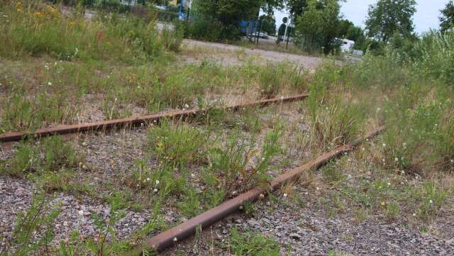 De här spåren vid stationen i Mariestad ska tas bort och länsstyrelsen vill att marken undersöks på grund av risken för föroreningar.
