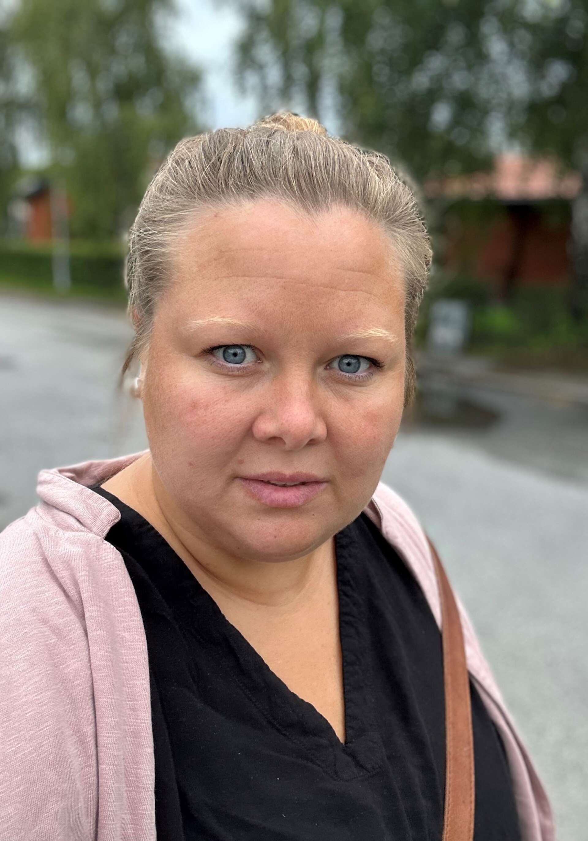 Therese Söderlund, uppvuxen i Åmål, tycker att det är kul att tre av Rösparksskolans baracker nu hamnat i Örebro där hon numera bor.