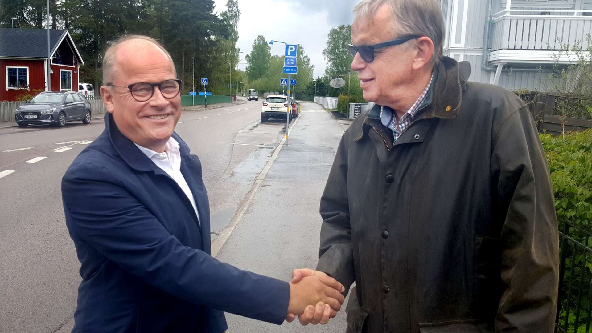 Tack för 23 fantastiska år. Ordföranden i FBK:s valberedning Björn Sandborgh (till höger) tackar Sture Emanuelsson som nu avgår som FBK-boss. Han ersätts av Löfbergs vd Lars Appelqvist, 45. 