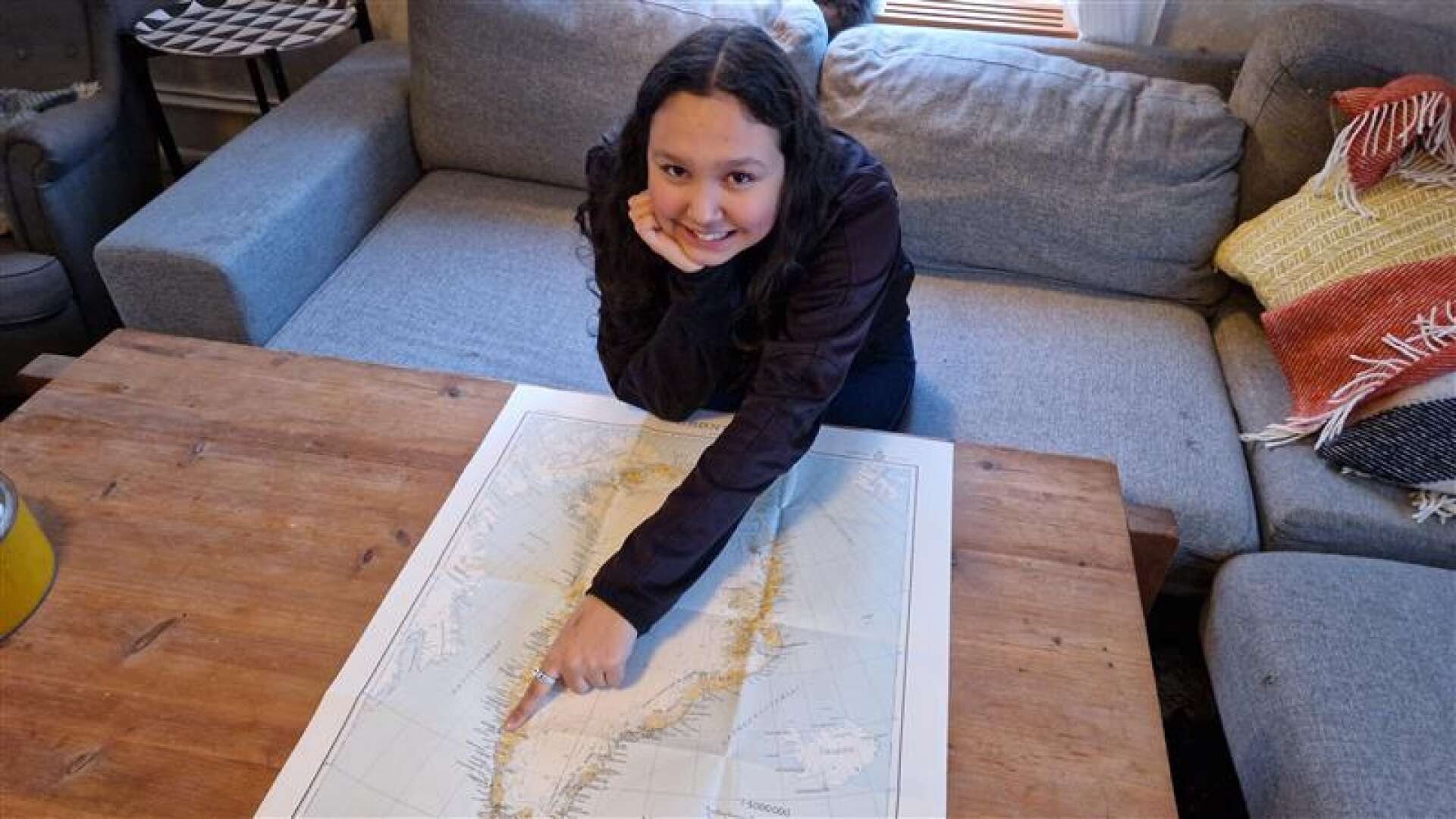Luna pekar ut sin hemstad Nuuk på Grönlands karta.
