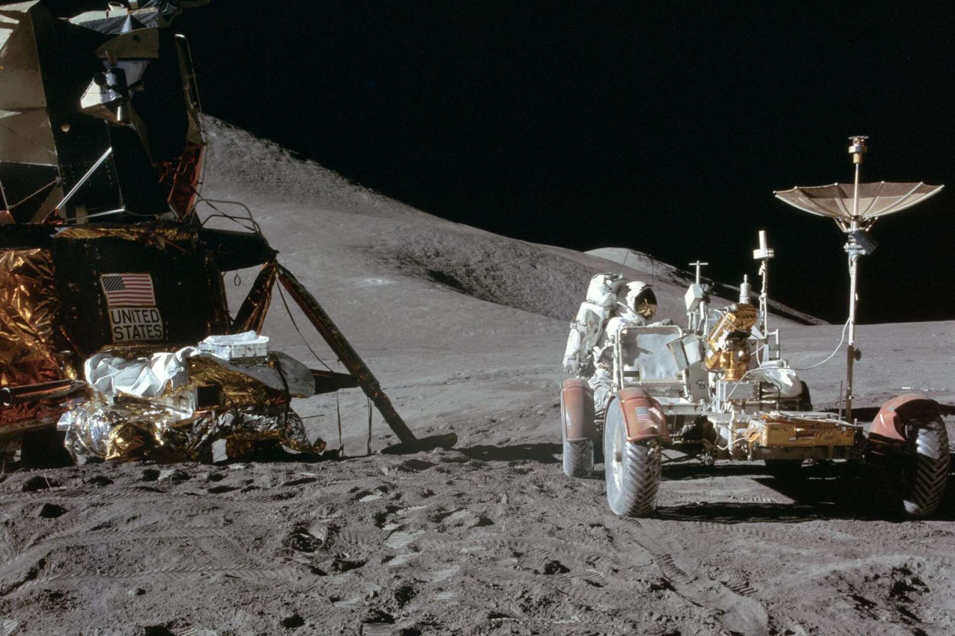 Jim Irwin vid månbilen efter första dagens utflykt.